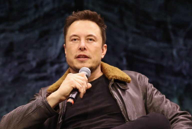 Elon Musk dona millones en acciones de Tesla