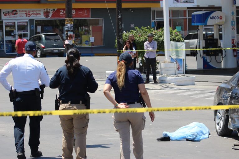 Llevaba a su madre de urgencia al hospital y choca metros antes de llegar; ella pierde la vida