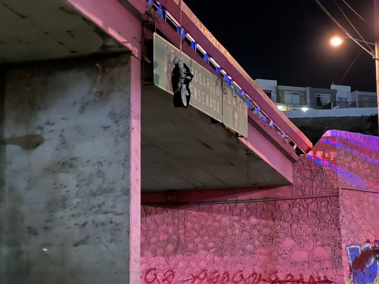 Cuelgan cadáver de mujer en puente El Mirador con dirección a Playas de Tijuana