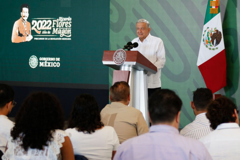 Elevar las tasas de interés podría “paralizar la economía”: AMLO