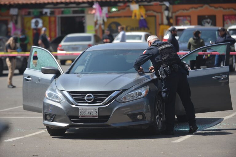 Hombre es baleado en la Plaza Pueblo Amigo