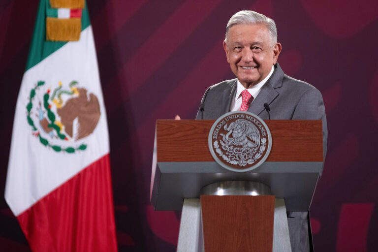 AMLO recula y se disculpa con Javier Alatorre por críticas contra libros de la SEP