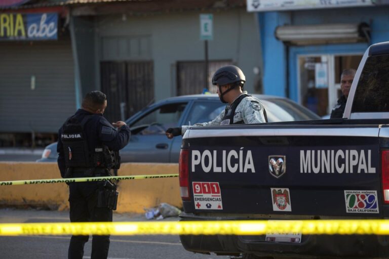 Muere a tiros empleado de llantera en fuego cruzado de sicarios y policías en la Buena Vista tras homicidio en Otay